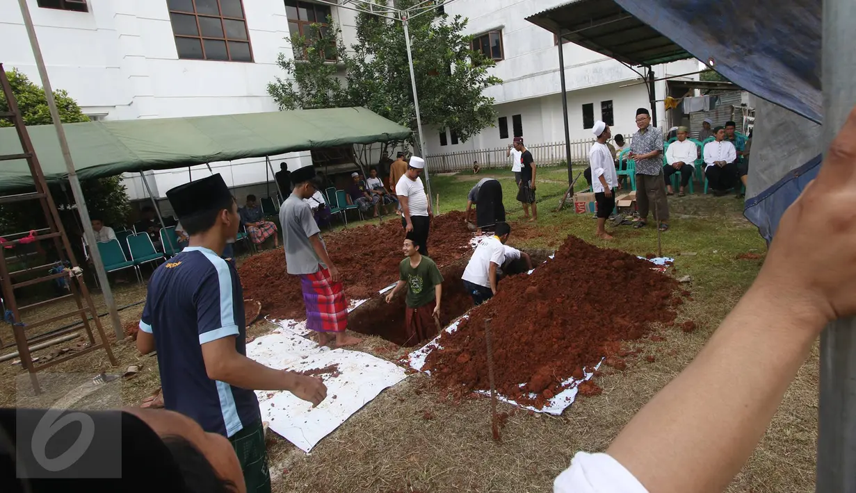 Para santri menggali lubang kubur untuk pemakaman tokoh PBNU KH Hasyim Muzadi di Kompleks Ponpes Al Hikam, Depok, Kamis (16/3). KH Hasyim meninggal dunia lantaran sakit yang dideritanya di Malang pada usia 72 tahun. (Liputan6.com/Immanuel Antonius)