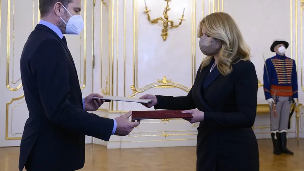 Presiden Slovakia Zuzana Caputova, kanan, menerima pengunduran diri Perdana Menteri Slovakia Igor Matovic, di Istana Kepresidenan di Bratislava, Slovakia, pada hari Selasa, 30 Maret 2021.