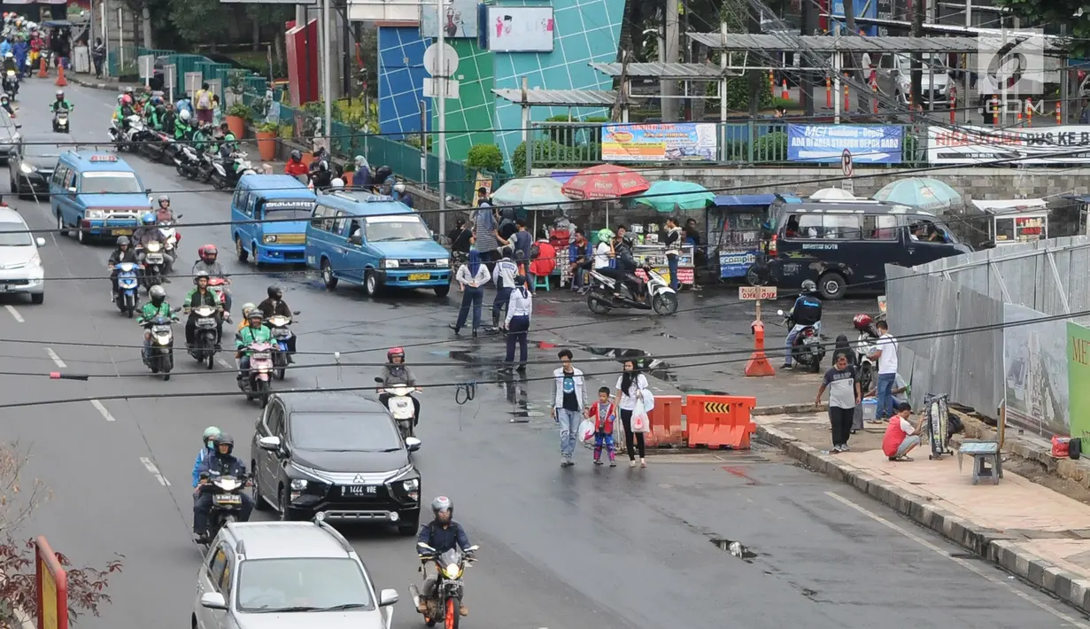 Suasana trotoar di depan Terminal Depok, Jawa Barat, Kamis (17/1). Trotoar Terminal Depok tidak bisa digunakan pejalan kaki menjelang sore lantaran diokupasi pedagang kaki lima (PKL). (Liputan6.com/Herman Zakharia)