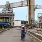 Petugas lapangan keliling memantau Area Crude Distilation Unit (CDU IV) di kawasan kilang RU V Balikpapan, Kalimantan, Kamis (14/05). Sebanyak 26% dari produksi BBM Pertamina dihasilkan dari RU V Balikpapan. (Liputan6.com/Fery Pradolo)