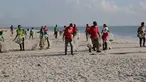 Para sukarelawan mengumpulkan sampah di sepanjang Pantai Kawe di Dar es Salaam, Tanzania (19/9/2020). Ratusan orang di seluruh kota tersebut berpartisipasi dalam upaya pembersihan sampah di pantai untuk memperingati Hari Bersih-Bersih Sedunia. (Xinhua)