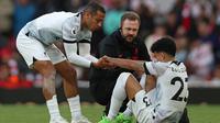 Winger Liverpool, Luis Diaz, mengalami cedera saat timnya takluk 2-3 dari Arsenal pada laga pekan ke-10 Premier League di Stadion Emirates, Minggu (9/10/2022) malam WIB. (AFP/Adrian Dennis)