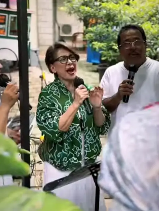 Dalam video yang diunggah, Rano Karno juga terlihat ikut asyik bernyanyi dengan aktris lawas, Widyawati. Suara emas keduanya ini pun mendapatkan berbagai pujian dari netizen. (Liputan6.com/IG/@si.rano)