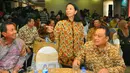Mentri BUMN Rini Soemarno berbincang saat menghadiri penandatanganan kerja sama 7 BUMN, Jakarta, Kamis (39/12). Kerja sama ini guna meningkatkan penghimpunan dana pihak ketiga (DPK) dan penyaluran kredit perseroan. (Liputan6.com/Angga Yuniar)