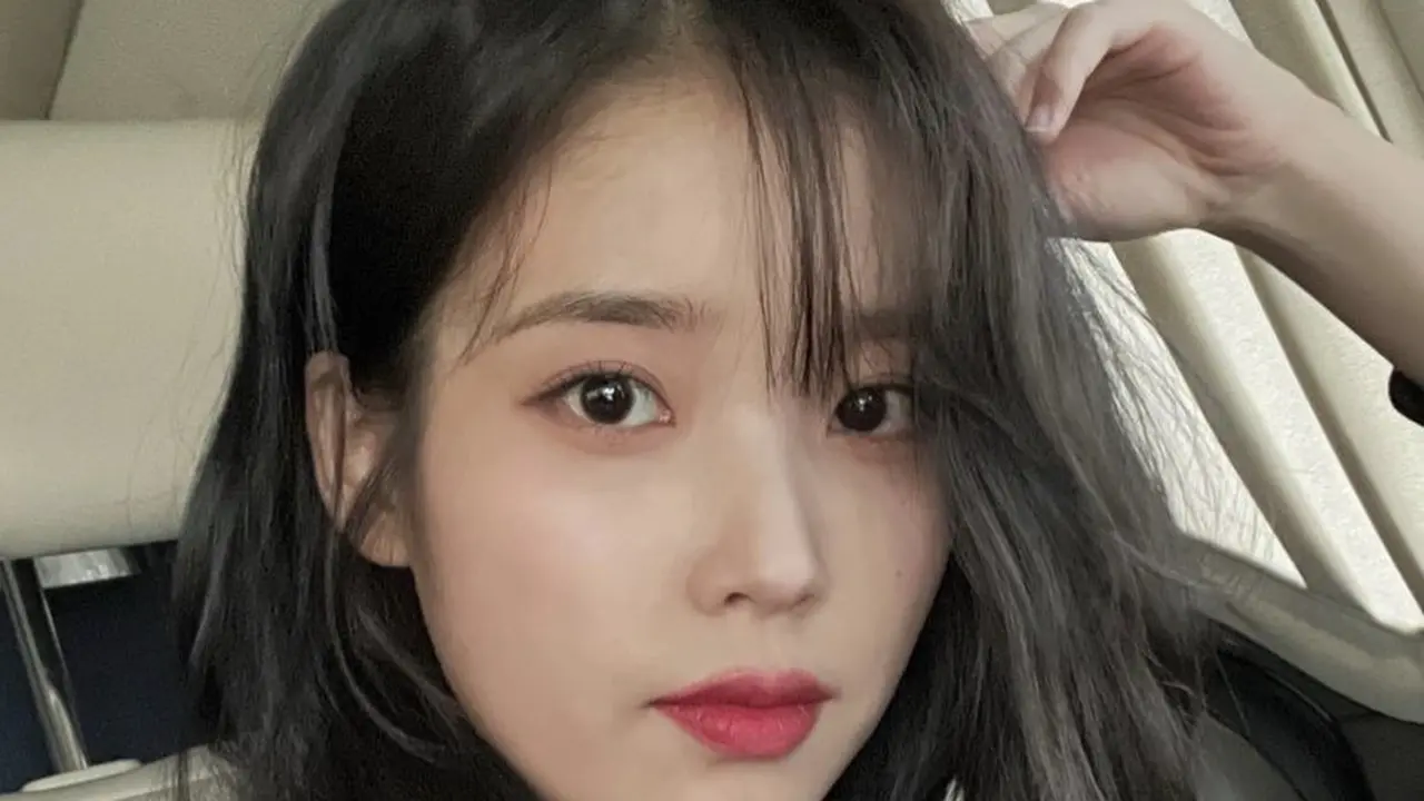 Pesona IU dengan Makeup Natural hingga Bold