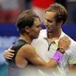 Petenis Rusia, Daniil Medvedev (kanan) memberi selamat kepada Rafael Nadal dari Spanyol setelah dirinya kalah pada babak final AS Terbuka 2019 di New York, Minggu (8/9/2019). Nadal menjadi juara melalui pertarungan lima set 7-5, 6-3, 5-7, 4-6, dan 6-4. (AP Photo/Charles Krupa)