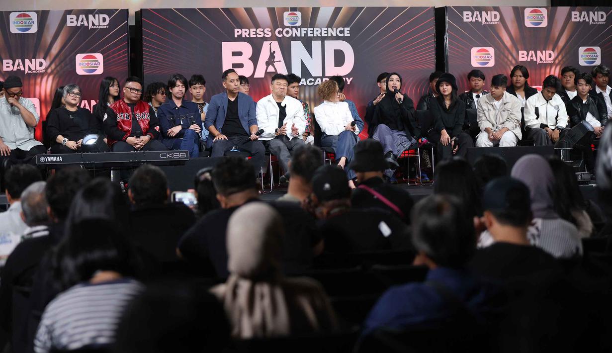 Mereka yang akan berkompetisi di panggung megah untuk membuktikan kualitas musikalitas mereka di hadapan penonton. Tampak dalam foto, salah satu juri Band Academy, Tantri Kotak (kelima kanan) saat memberi keterangan di SCTV Tower, Jakarta, Kamis (2/4/2026). (Kapanlagi.com/Budy Santoso)