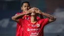 Gelandang Persija Jakarta, Alfriyanto Nico (depan) melakukan selebrasi usai mencetak gol kedua timnya ke gawang Persela Lamongan dalam laga pekan ke-4 BRI Liga 1 2021/2022 di Stadion Pakansari, Bogor, Jumat (24/09/2021). Persija menang 2-1. (Bola.com/Bagaskara Lazuardi)
