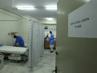 Petugas paramedis mempersiapkan ruang isolasi sebagai langkah pencegahan setelah kementerian kesehatan Pakistan mengonfirmasi adanya kasus mpox atau cacar monyet di provinsi Khyber Pakhtunkhwa, di sebuah rumah sakit di Peshawar, Senin, 19 Agustus 2024. (AP Photo/Muhammad Sajjad)