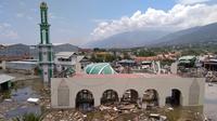 Sebuah masjid mengalami kerusakan berat akibat gempa dan tsunami di Palu, Sulawesi Tengah , Sabtu (29/9). Gelombang tsunami setinggi 1,5 meter yang menerjang Palu terjadi setelah gempa bumi mengguncang Palu dan Donggala. (AP Photo/Rifki)