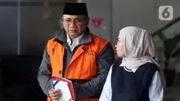 Mantan Menteri Agama, Yaqut Cholil Qoumas (Gus Yaqut - kiri), usai menjalani pemeriksaan lanjutan di Gedung Merah Putih Komisi Pemberantasan Korupsi (KPK), Jakarta, Selasa (2/6/2026). (Liputan6.com/Helmi Fithriansyah)