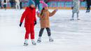 Anak-anak bermain skating di gelanggang es GUM di Lapangan Merah di Moskow, Rusia (2/12/2020). Gelanggang es di Lapangan Merah tersebut akan dibuka untuk umum hingga 1 Maret 2021. (Xinhua/Bai Xueqi)