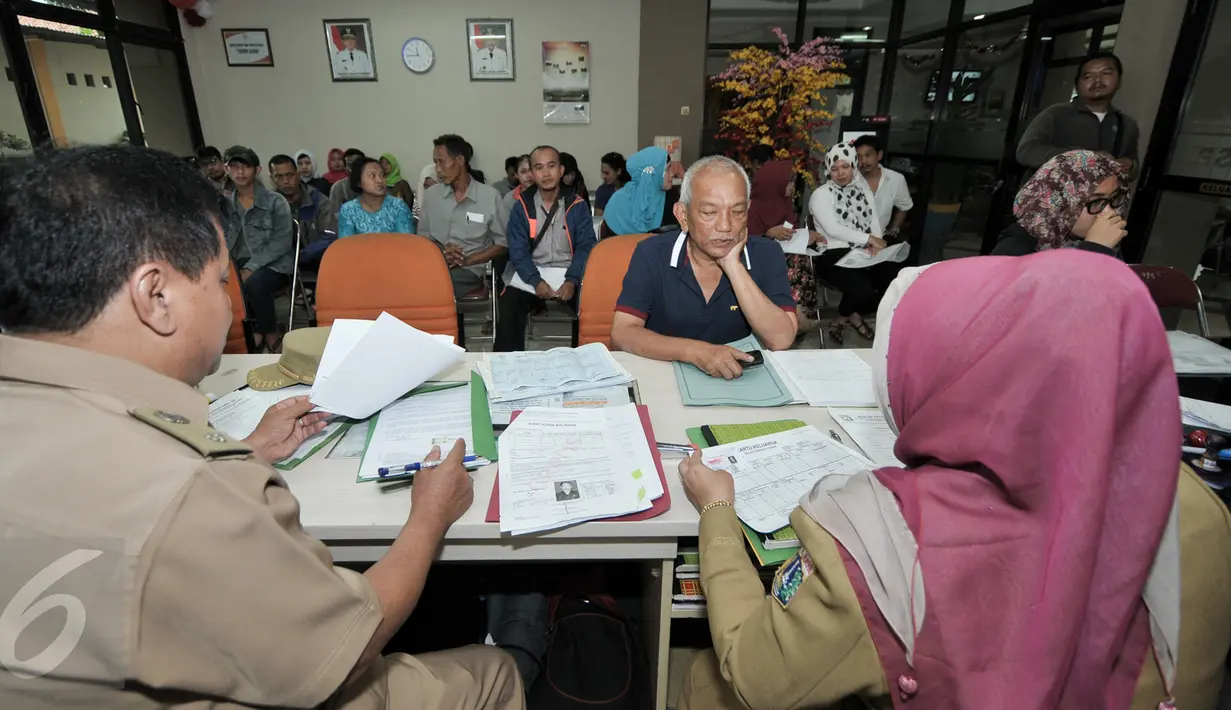 Petugas melayani warga untuk pembuatan e-KTP di Kelurahan Srengseng Sawah, Jakarta, Senin (29/8). Dukcapil Kementerian Dalam Negeri (Kemendagri) memberikan tenggat waktu akhir perekaman data e-KTP hingga 30 September 2016. (Liputan6.com/Yoppy Renato)