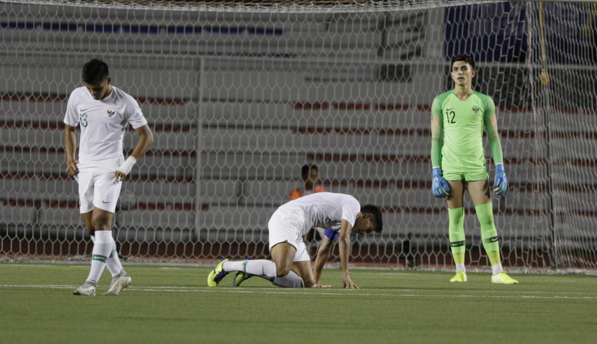 Para pemain Timnas Indonesia U-22 tampak kecewa usai dikalahkan Vietnam U-22 pada laga SEA Games 2019 di Stadion Rizal Memorial, Manila, Minggu (1/12). Indonesia kalah 1-2 dari Vietnam. (Bola.com/M Iqbal Ichsan)