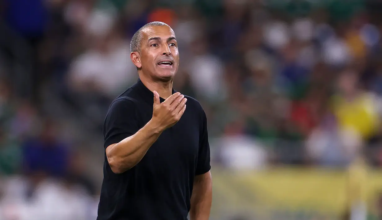 Posisi Lamouchi di kursi pelatih nantinya akan digantikan Mondher Kebaier untuk sementara waktu. (AFP/Julio Cesar Aguilar)
