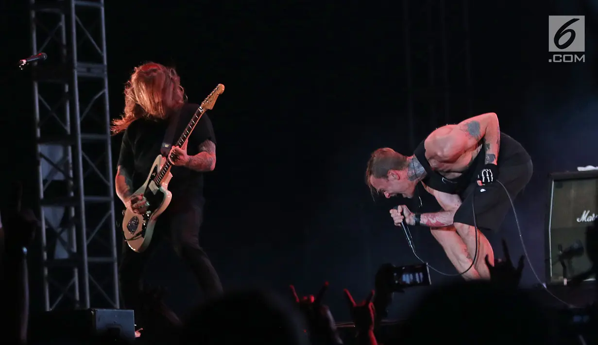 Grup band The Used menghibur penggemarnya dalam acara "Hodgepodge Superfest 2019", di Allianz Ecopark, Ancol, Sabtu (31/8/2019). Dalam penampilannya grup band asal Amerika itu membawakan beberapa lagu andalannya yaitu Take it Away, Bird and the Worm, dan Listening. (Liputan6.com/Herman Zakharia)