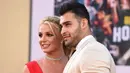 Penyanyi pop, Britney Spears dan sang pacar, Sam Asghari menghadiri premier film "Once Upon a Time in Hollywood" di TCL Chinese Theatre pada 22 Juli 2019. Penampilan tersebut merupakan penampilan perdana keduanya dalam sebuah acara resmi setelah berpacaran sejak 2016. (Jordan Strauss/Invision/AP)