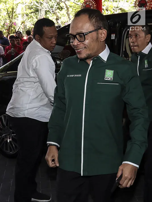 Ketua PKB Hanif Dhakiri tiba menghadiri Kongres V PDIP di  Grand Inna Beach, Sanur, Bali, Kamis (8/8/2019). Kongres V PDIP berlangsung selama tiga hari sejak tanggal 8 - 10 Agustus mendatang. (Liputan6.com/Johan Tallo)