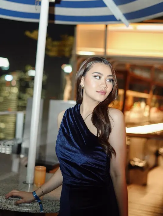 Ia mengenakan one shoulder velvet dress berwarna biru gelap yang elegan. Lagi-lagi body goalsnya tuai pujian [@aaliyah.massaid]