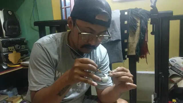 Proses pembuatan helm mini karya pemuda Garut