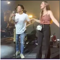 Momen Ariel NOAH dan Celine Evangelista Nyanyi di Atas Panggung. (Sumber: Instagram/andynoaharl)