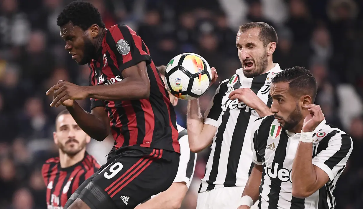 Pemain AC Milan, Franck Kessie melakukan duel dengan pemain Juventus, Giorgio Chiellini (2kanan) pada laga Serie A di Allianz Stadium, Turin, (31/3/2018). Juventus menang 3-1. (AFP/Marco Bertorello)