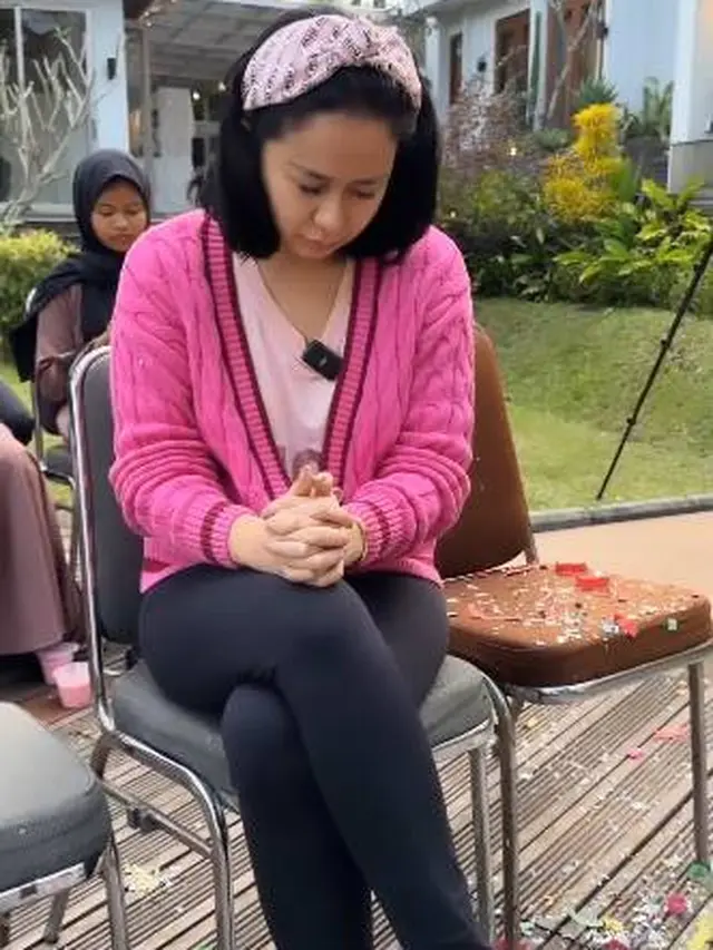 Diliputi Suasana Haru, Ini 7 Momen Gender Reveal Kehamilan Denise Chariesta