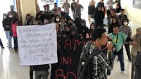 Ratusan mahasiswa saat memboikot kampus PNN tempat mereka menimba ilmu. (Liputan6.com)