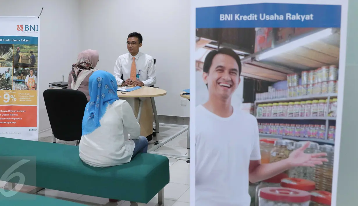 Nasabah mengajukan persyaratan kredit di BNI Tanah Abang, Jakarta, Rabu (24/2). KUR BNI sejak Januari 2016 hingga 4 Februari 2016 sudah hampir 2500 debitur. (Liputan6.com/Angga Yuniar)