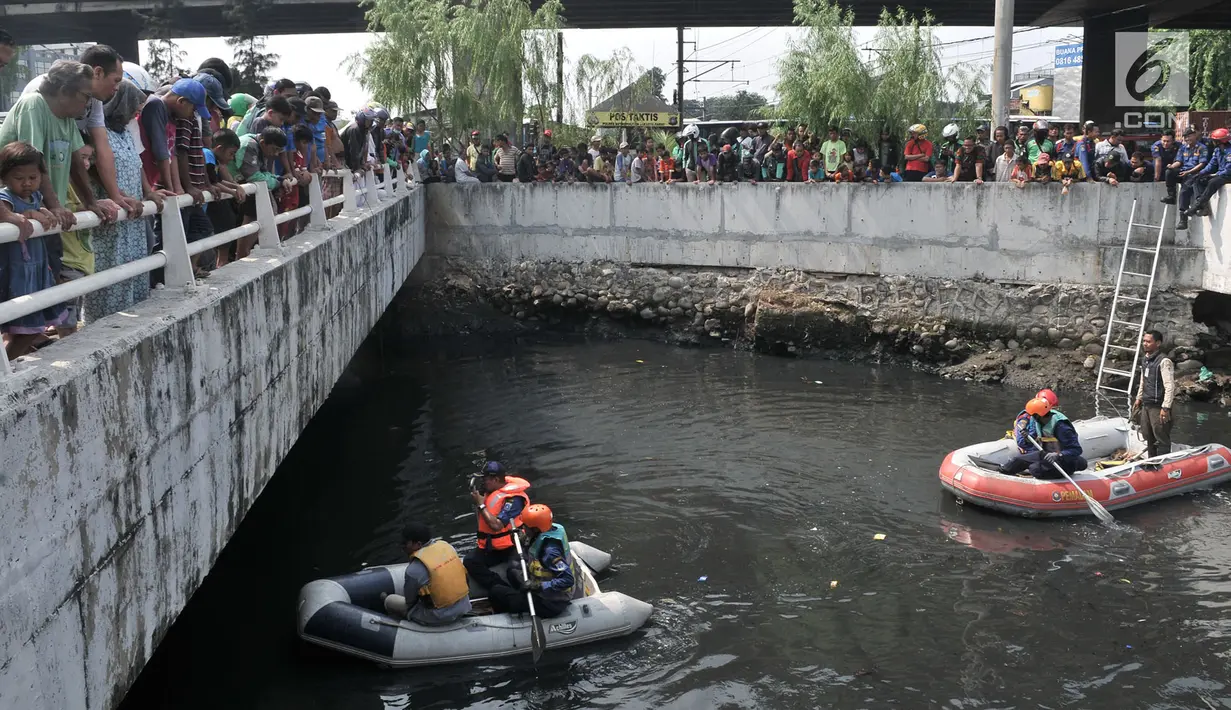 Tim gabungan Damkar, BPBD, dan KLHK menyusuri Kali Grogol untuk melakukan pencarian buaya di Jakarta Barat, Kamis (28/6). Sebelumnya pada Rabu pagi, warga melihat beberapa ekor buaya berenang di gorong-gorong Kali Grogol. (Merdeka.com/Iqbal S. Nugroho)