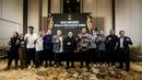 Ketua Umum PSSI, Erick Thohir (tengah) dan Ketua Steering Committee Piala Presiden 2025, Maruarar Sirait (tengah kanan) berfoto bersama dengan pemilik klub, pemain, dan undangan dalam konferensi pers Piala Presiden 2025 di Menara Danareksa, Jakarta, Jumat (13/06/2025). (Bola.com/Bagaskara Lazuardi)