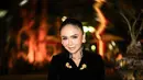 Yuni Shara kenakan kebaya Janggan velvet hitam sebagai outfit manggung. Dipadukan dengan bross emas dan kain Batik sebagai bawahan. [@yunishara36]