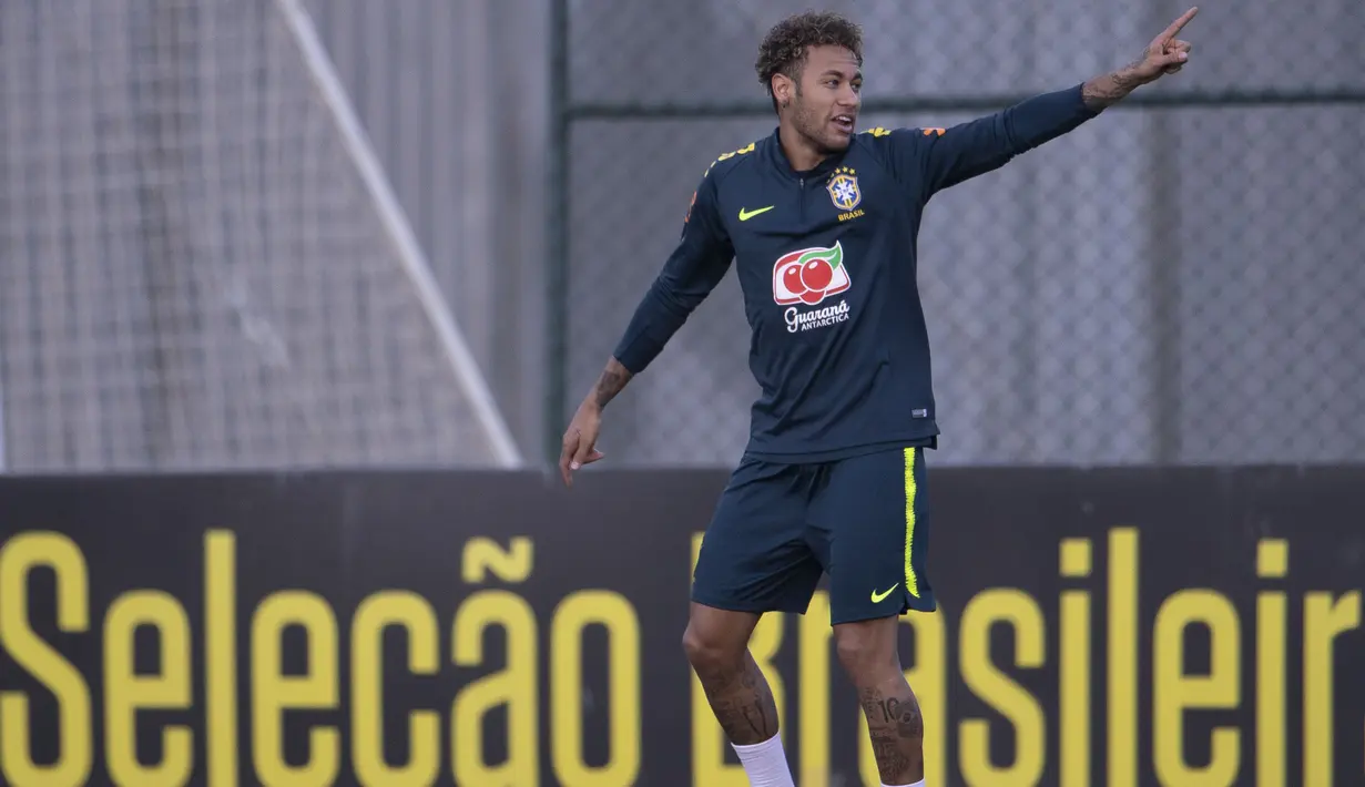 Striker Brasil, Neymar, tampak rileks saat latihan di Granja Comary, Rio de Janeiro, Selasa (22/5/2018). Latihan ini merupakan persiapan jelang Piala Dunia 2018. (AFP/Mauro Pimentel)
