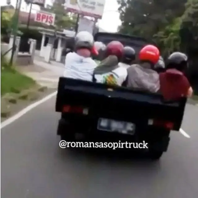 6 Aksi Emak-emak Naik Bak Pick Up Saat Kondangan Ini Bikin Ngeri