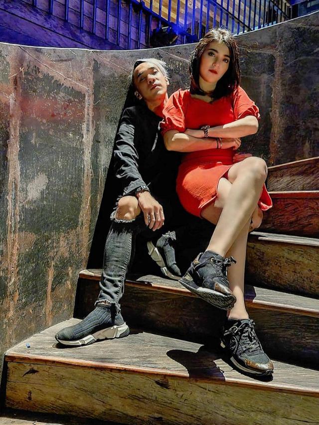 Lama Tak Terdengar Kabar, Ini 6 Potret Ikmal Tobing Drummer TRIAD Bareng Kekasih