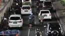 Kepadatan arus kendaraan saat melintas di by pass Jalan Ahmad Yani, Jakarta, Rabu (13/5/2020). Jumlah kendaraan pribadi mulai kembali meningkat hingga menyebabkan kepadatan arus lalu lintas di sejumlah jalan Ibu Kota meski penerapan PSBB masih berlangsung. (merdeka.com/Iqbal S. Nugroho)