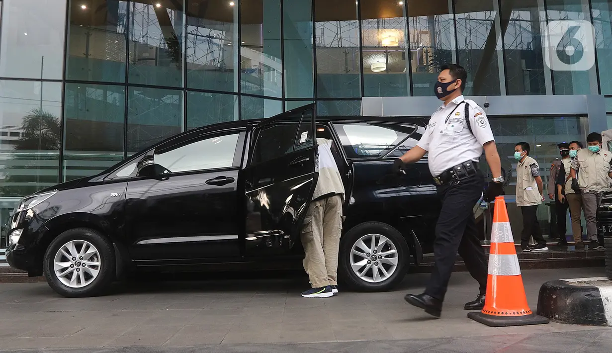Penyidik KPK seusai melakukan penggeledahan di Kantor Mina Bahari IV Kementerian Kelautan dan Perikanan (KKP) di Jakarta, Jumat (27/11/2020). Penggeledahan dilakukan pasca-operasi tangkap tangan (OTT) yang menjerat mantan Menteri Kelautan dan Perikanan Edhy Prabowo. (Liputan6.com/Herman Zakharia)