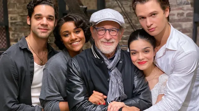 Steven Spielberg (tengah) bersama pemeran West Side Story, 2021. (IMDb)