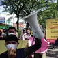 Korban penipuan Indra Kenz atau Indra Kesuma berunjuk rasa di depan Pengadilan Negeri Tangerang, Kota Tangerang, Jumat (28/10/2022). (Liputan6.com/Pramita Tristiawati)