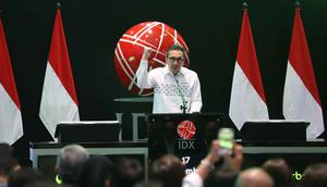 Superbank menetapkan harga penawaran umum perdana sebesar Rp635 per saham, dan melepas 4,4 miliar saham baru, setara dengan 13% dari modal ditempatkan dan disetor penuh setelah IPO. Tampak dalam foto, Presiden Direktur Superbank, Tigor M. Siahaan saat memberi sambutan pada pencatatan perdana saham PT Super Bank Indonesia Tbk (SUPA) di Bursa Efek Indonesia (BEI), Rabu (17/12/2025). (Kapanlagi.com/Budy Santoso)