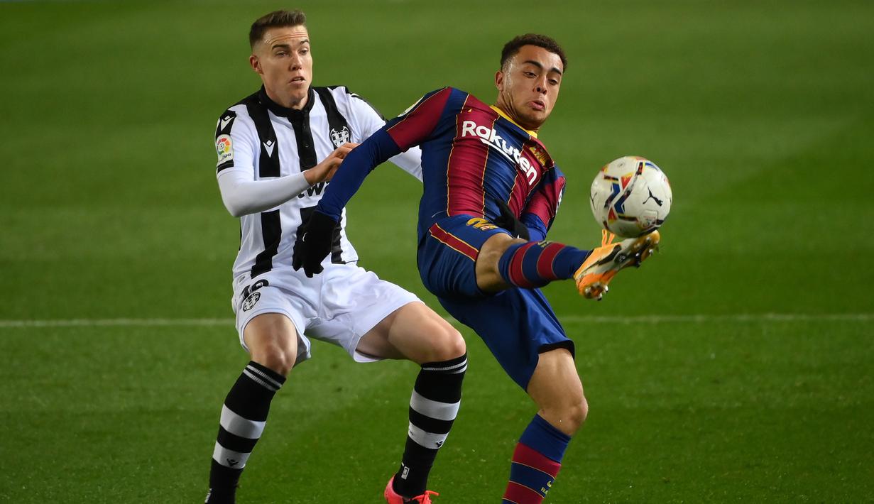 Pemain Barcelona, Sergino Dest, mengontrol bola saat melawan Levante pada laga Liga Spanyol di Stadion Camp Nou, Senin (14/12/2020). Barcelona menang dengan skor 1-0. (AFP/Lluis Gene)
