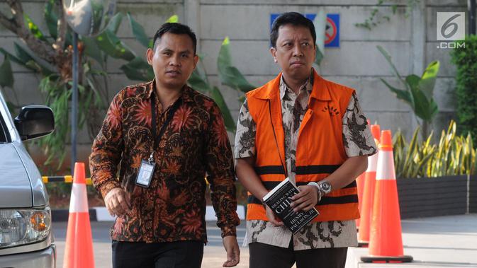 Anggota DPR RI nonaktif Muhammad Romahurmuziy (kanan) tiba di Gedung KPK, Jakarta, Rabu (24/7/2019). Romy diperiksa sebagai tersangka terkait dugaan menerima suap dalam jual beli jabatan di Kemenag Jawa Timur. (merdeka.com/Dwi Narwoko)