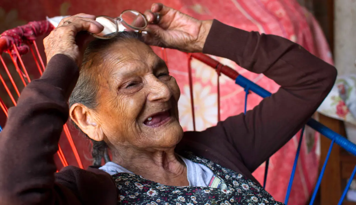 Nenek bernama Guadalupe Palacios Garcia melakukan wawancara dengan AFP di Chiapas, negara bagian Meksiko, Rabu (18/4). Di usianya yang sudah 96 tahun, nenek ini mewujudkan impiannya untuk masuk Sekolah Menengah Atas (SMA). (MOYSES ZUÑIGA/AFP)