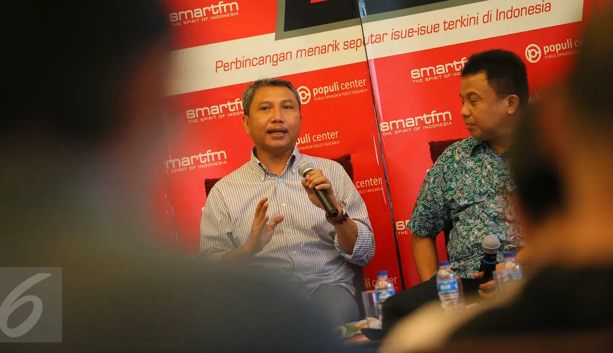 Direktur PPIM Universitas Islam Negeri, Ali Munhanif saat menjadi pembicara dalam diskusi bertajuk "Mengapa Teror Jakarta Tak Mampu Meneror Kita?" di Jakarta, Sabtu (15/1). (Liputan6.com/Faizal Fanani)