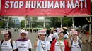 Aktivis Buruh Migrant menggelar aksi stop hukuman mati di depan Istana Merdeka, Jakarta, Jumat (1/5/2015). Aksi tersebut digelar bersamaan dengan peringatan Hari Buruh Internasional (May Day). (Liputan6.com/Faizal Fanani)