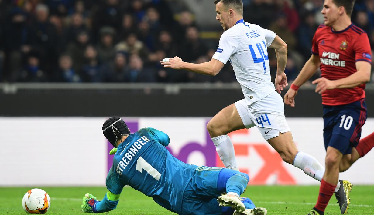 Ivan Perisic melepaskan tendangan ke gawang Rapid Wien pada leg 2, babak 16 besar Liga Europa yang berlangsung di stadion Giuseppe Meazza, Milan, Jumat (22/2). Inter Milan menang 4-0 atas rapid Wien. (AFP/Miguel Medina)