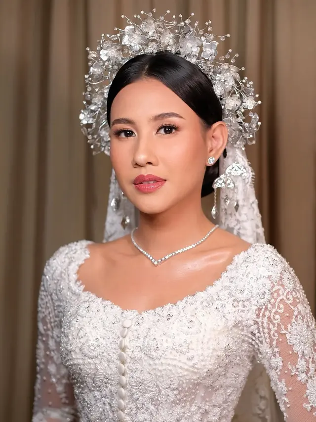 Pesona Flawless Shenina Cinnamon Dipulas Makeup Soft Glam di Hari Pernikahannya dengan Angga Yunanda