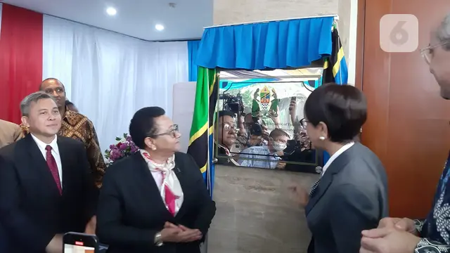 Menteri Luar Negeri Tanzania Stergomena Tax dan Menteri Luar Negeri Republik Indonesia Retno Marsudi meresmikan Kedutaan Besar Tanzania di Jakarta Selatan, Kamis (22/6/2023).