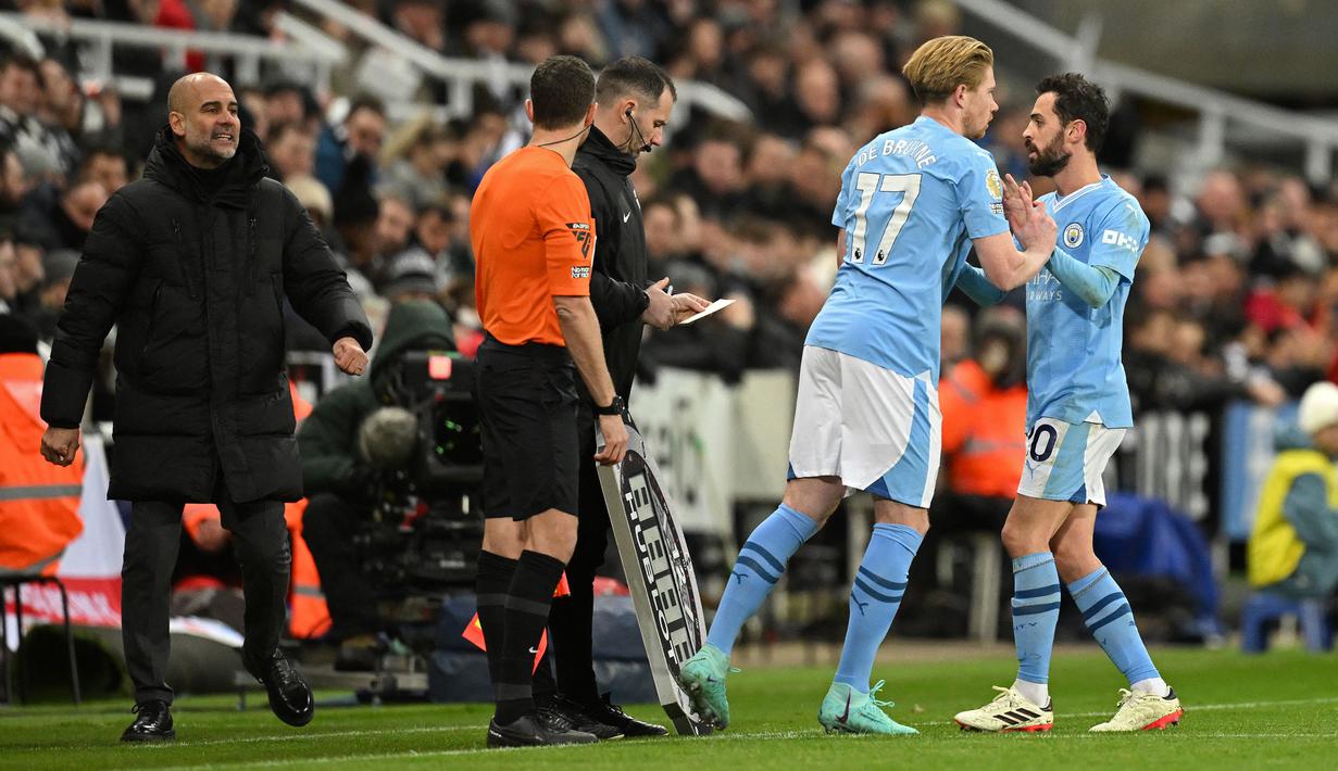 Pemain Manchester City, Kevin De Bruyne (kedua kanan) masuk menggantikan Bernardo Silva saat laga lanjutan Liga Inggris 2023/2024 melawan Newcastle United di St James' Park, Newcastle, Inggris, Minggu (14/01/2024) dini hari WIB. (AFP/Oli Scarff)