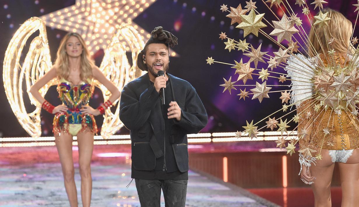 Model Martha Hunt yang mengenakan korset bertabur 90.000 kristal Swarovski berjalan diiringi penampilan The Weekend saat Victoria Secret Fashion Show 2015 di New York, Selasa (10/11). (Dimitrios Kambouris/Getty Images for Victoria's Secret/AFP)